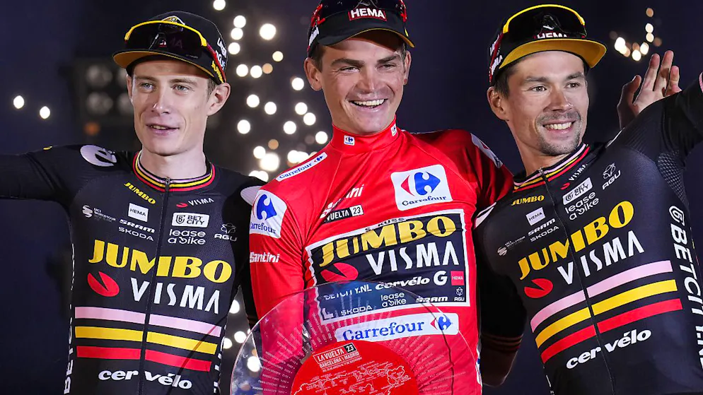 Die Equipe Jumbo-Visma (hier Jonas Vingegaard, Sepp Kuss und Primoz Roglic bei der Siegerehrung an der diesjährigen Vuelta) fusioniert nicht mit dem Team Soudal-QuickStep.
