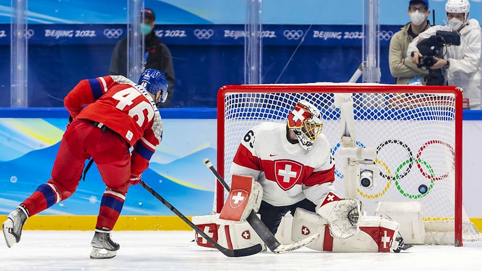 Il ceco David Krejci infila il puck nella gabbia di Leonardo Genoni alle Olimpiadi invernali di Pechino del 2022