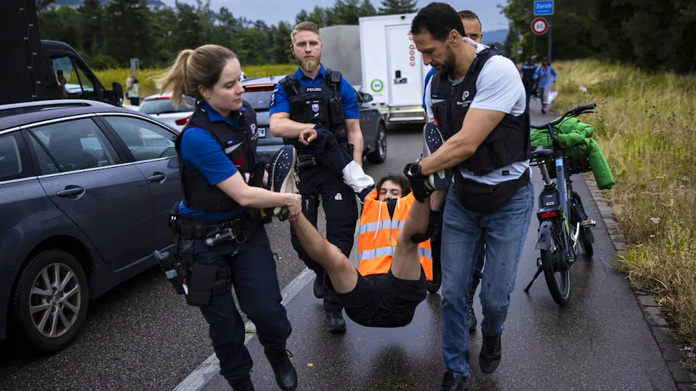 Polizist*innen verhaften am 19. Juni 2023 einen Klima-Aktivisten von Renovate Switzerland nach einer Strassenblockade am 19. Juni 2023. (KEYSTONE/)