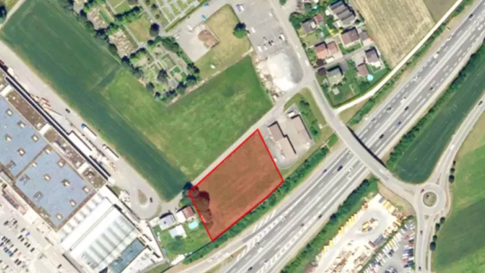Die rot markierte Parzelle für eine Asylunterkunft in Oftringen AG für bis zu 150 Personen befindet sich zwischen der Autobahnausfahrt der A1 unten und dem Friedhof oben.