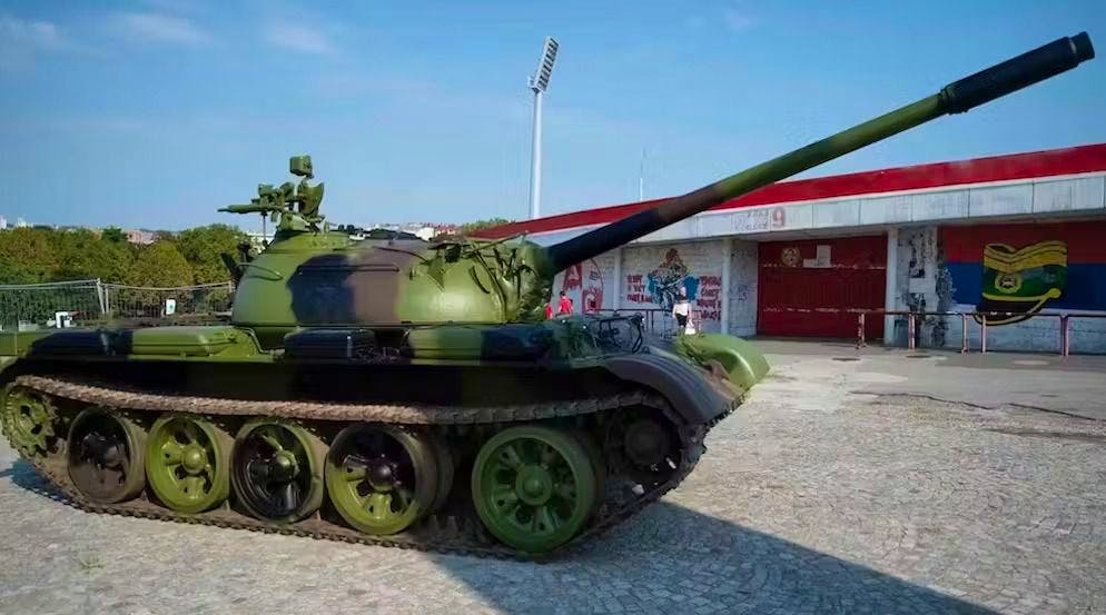 Un carro armato fuori da uno stadio di calcio.