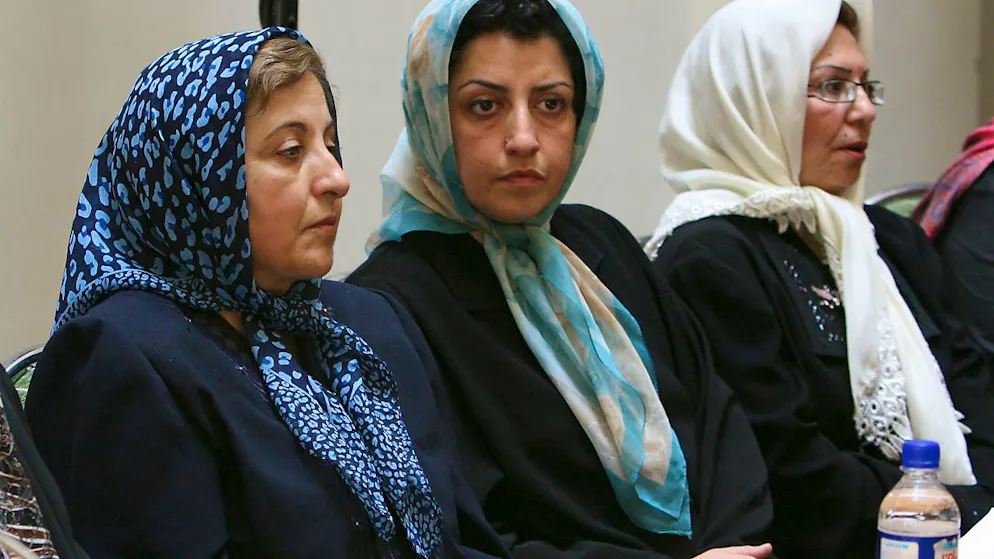 ARCHIV - Der Friedensnobelpreis 2023 wurde an Narges Mohammadi (M) für ihren Kampf gegen die Unterdrückung von Frauen im Iran verliehen. Foto: Vahid Salemi/AP/dpa
