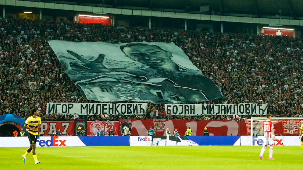 Geschmacklose Choreo der Fans von Roter Stern Belgrad nach Angriff auf ein Kloster in Kosovo. 