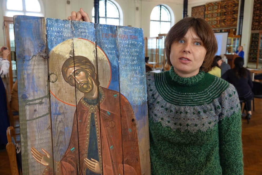 Die ukrainische Künstlerin Sonja Atlantowa steht neben einer modernen Ikone im Museum für angewandte Kunst in Kiew.