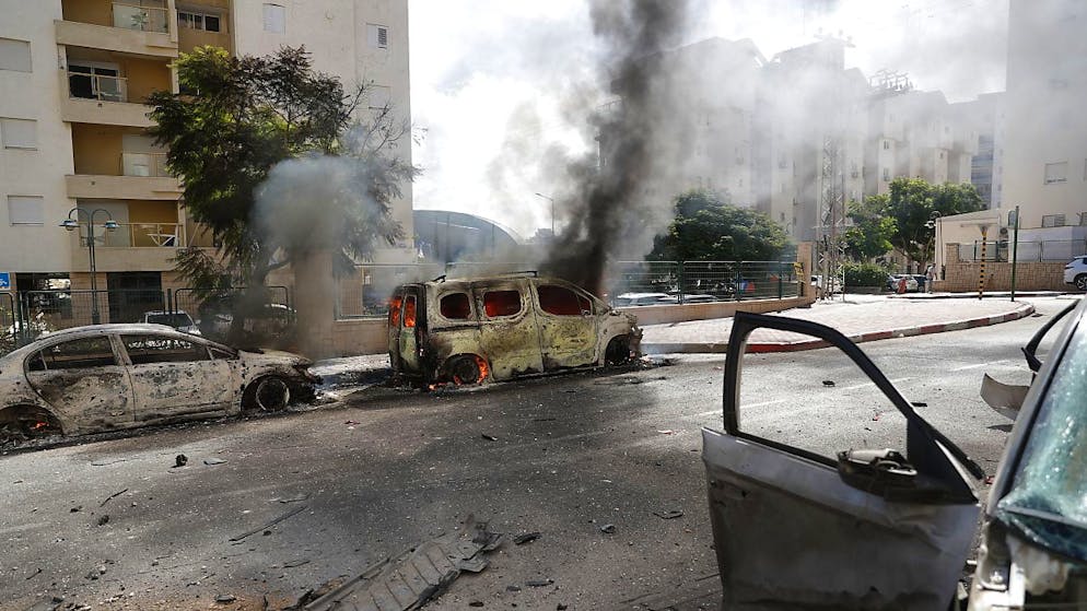 Razzi da Gaza su Israele. Dei veicoli distrutti per strada.