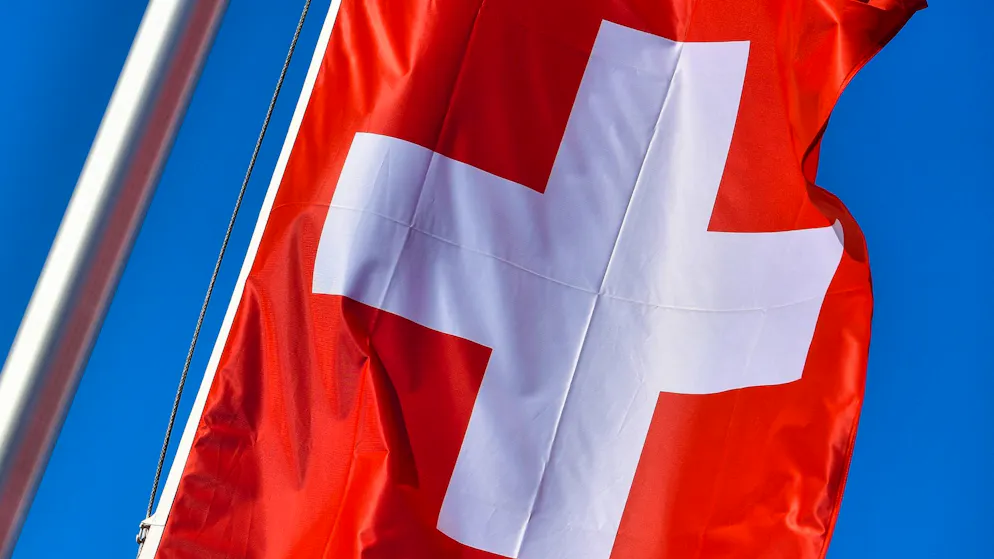 Die Nationalflagge der Schweiz weht vor blauem Himmel. In Zürich kam es zu einem gefährlichen Zwischenfall.