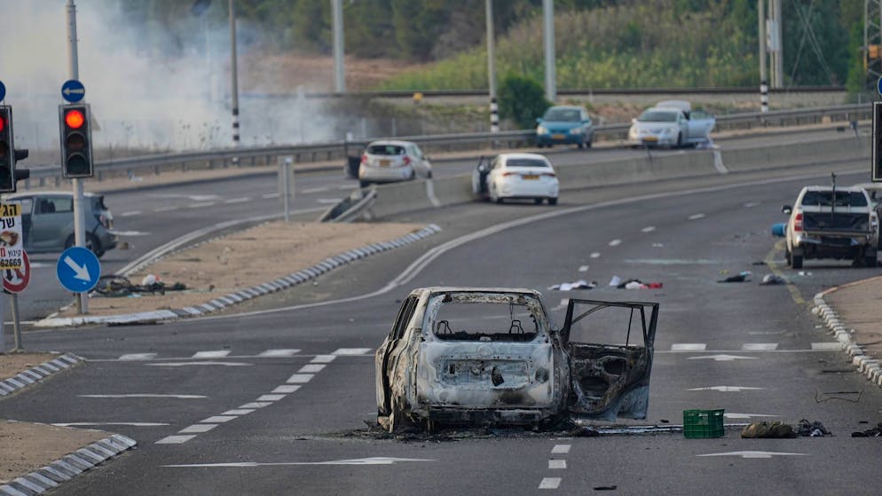 Autos wurden bei einem Angriff der islamistischen Hamas zerstört.