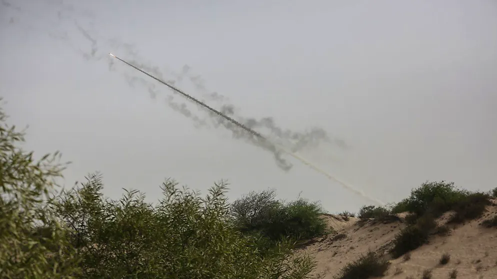 Eine Rakete wird abgefeuert. Foto: Mohammed Talatene/dpa