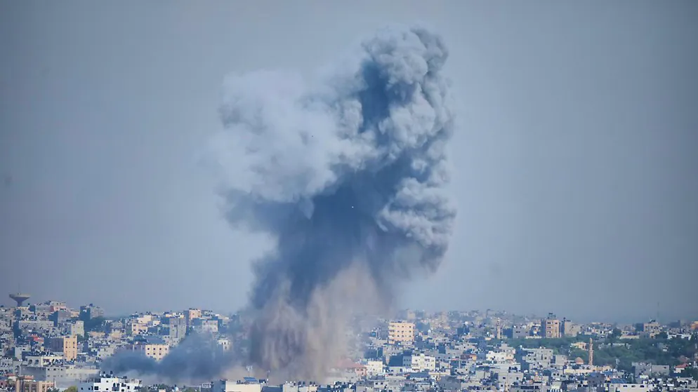 Rauch steigt von einer Explosion auf, die durch einen israelischen Luftangriff im Gazastreifen verursacht wurde. Im Gazastreifen sind nach dem Beschuss der israelischen Armee als Folge der Großangriffe auf Israel 198 Menschen getötet und mehr als 1600 verletzt worden. Foto: Hatem Moussa/AP/dpa