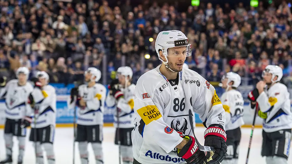 Ein grosser Moment: In der ausverkauften BCF Arena bestreitet Fribourg-Gottérons Captain Julien Sprunger sein 1000. Spiel in der National League und für den Verein