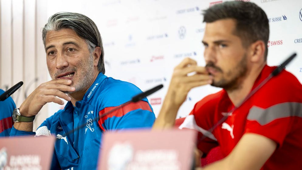 Noch ist unklar, ob die Nati mit Trainer Murat Yakin (links) nächste Woche in Israel antreten kann.