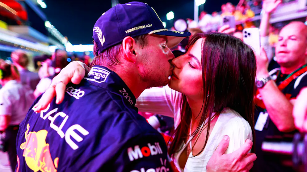 Maxx Verstappen nimmt auch die liebevolle Gratulation seiner Freundin zum Weltmeistertitel mit grosser Freude entgegen.
