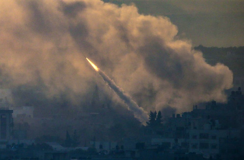 Razzi da Gaza su Israele. Un razzo lanciato dalla striscia costiera di Gaza.