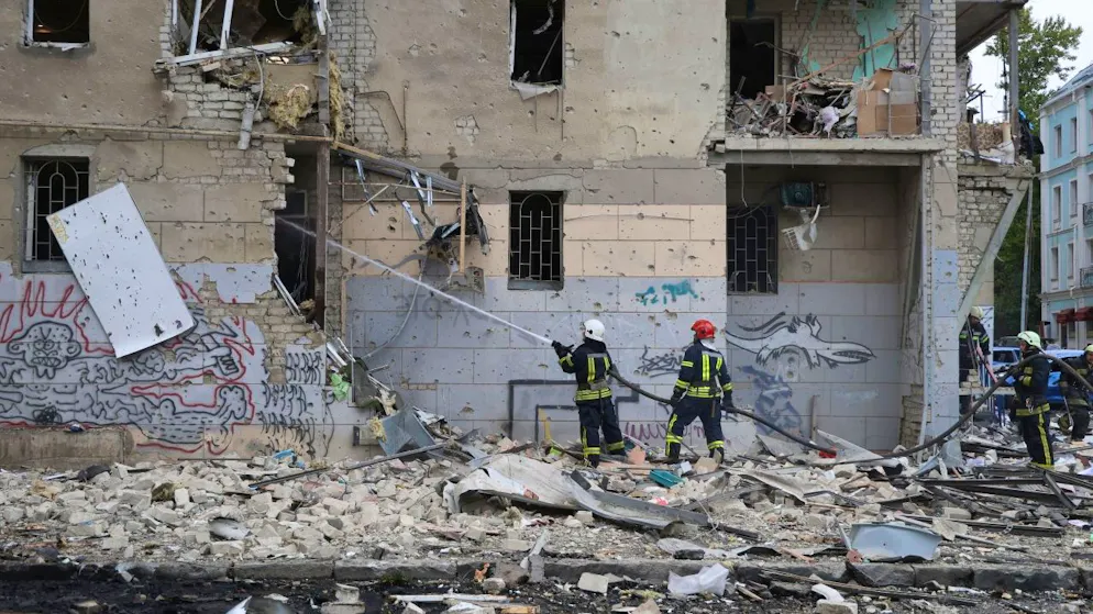 Ukrainische Feuerwehrleute löschen ein Feuer nach einem Luftangriff, der ein Wohnhaus beschädigt hat. Foto: Alex Babenko/AP/dpa