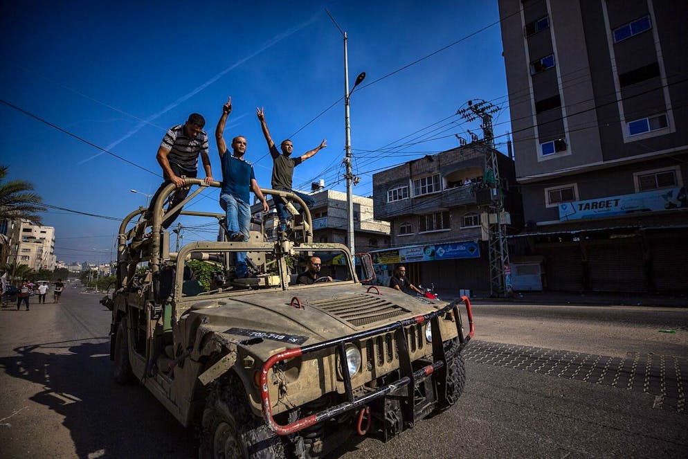 Razzi da Gaza su Israele. Palestinesi cavalcano una jeep militare israeliana nelle strade del nord della Striscia di Gaza durante l'assalto agli insediamenti israeliani da parte dei militanti della milizia Ezz Al-Din Al Qassam, l'ala militare del movimento Hamas.