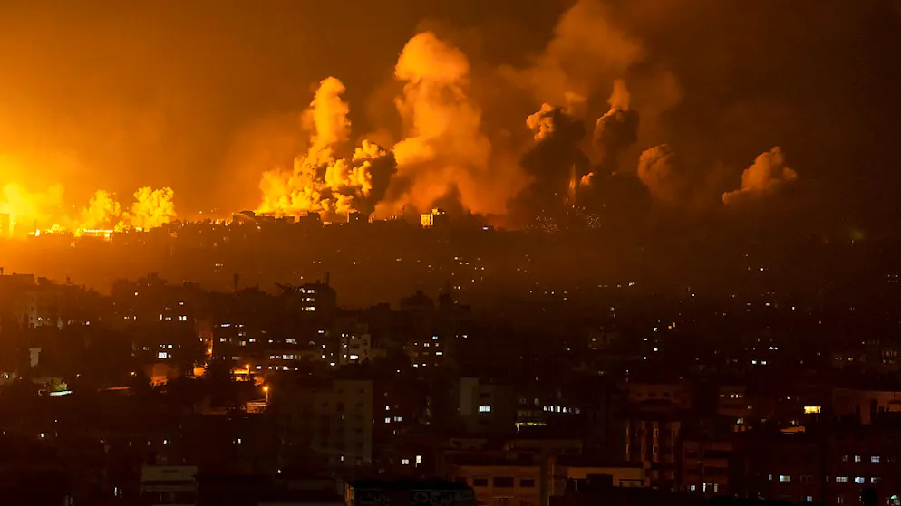 Feuer und Rauch steigen nach einem israelischen Luftangriff auf. Die israelische Luftwaffe hat nach den überraschenden Großangriffen militanter Palästinenser in der Nacht zum 08.10.23 weitere Ziele im Gazastreifen attackiert. Foto: Fatima Shbair/AP/dpa