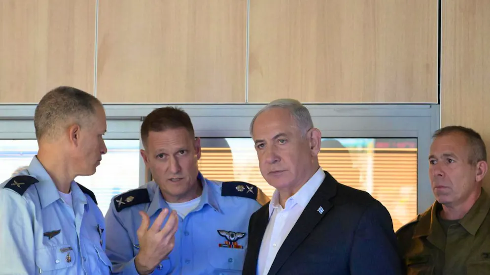 HANDOUT - Benjamin Netanjahu (2.v.r), Ministerpräsident von Israel, besucht zusammen mit Generalmajor Tomer Bar (2.v.l), Kommandeur der Luftwaffe, das Kontrollzentrum der israelischen Luftwaffe. Die israelische Luftwaffe hat nach den überraschenden Großangriffen militanter Palästinenser in der Nacht zum 08.10.23 weitere Ziele im Gazastreifen attackiert. Foto: Amos Ben-Gershom/GPO/dpa - ACHTUNG: Nur zur redaktionellen Verwendung und nur mit vollständiger Nennung des vorstehenden Credits