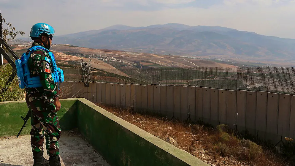 Ein indonesischer Soldat der UN-Friedenstruppe (UNIFIL) im Südlibanon blickt auf israelische Siedlungen.