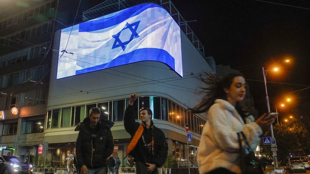 Zeichen für Solidarität: Die israelische Flagge auf einem Bildschirm im Zentrum von Kiew. (8. Oktober 2023)  
