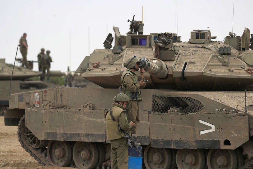 I soldati israeliani controllano il loro equipaggiamento militare mentre si radunano in un'area lungo il confine con Gaza, nel sud di Israele, 9 ottobre 2023.