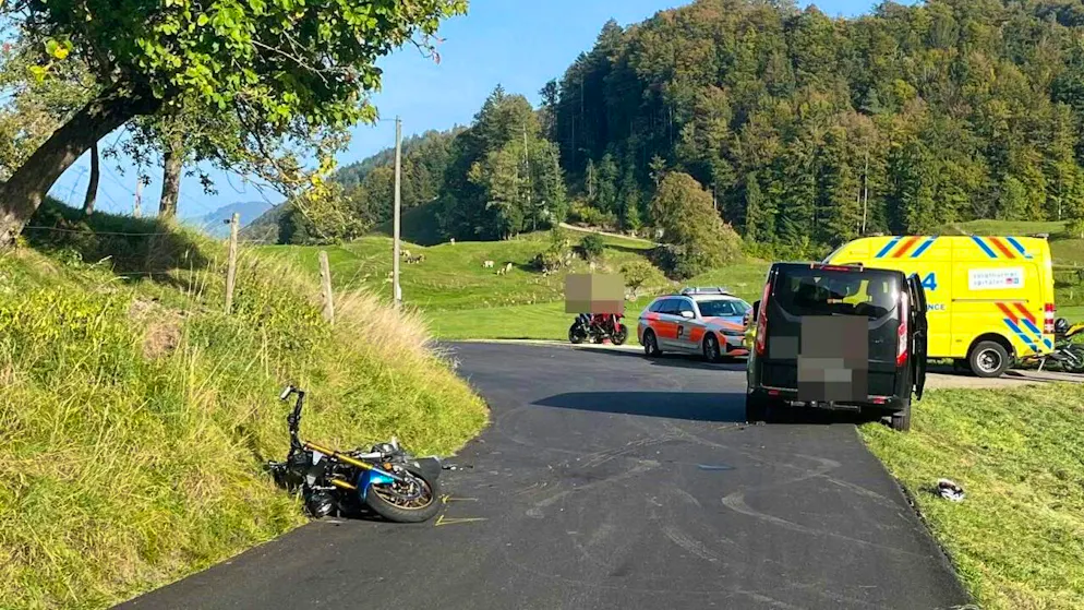 Ein Motorradlenker ist in Ramiswil SO mit einem Auto kollidiert. Der 42-Jährige erlitt schwere Verletzungen.