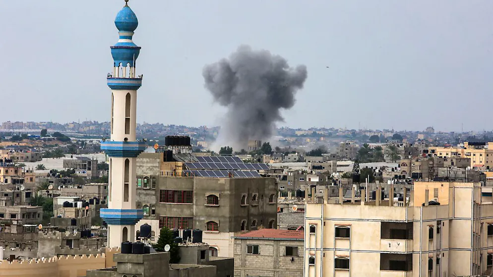 Rauch steigt nach einem israelischen Luftangriff aus einem Gebäude in Rafah in Palästina auf. Foto: Abed Rahim Khatib/dpa