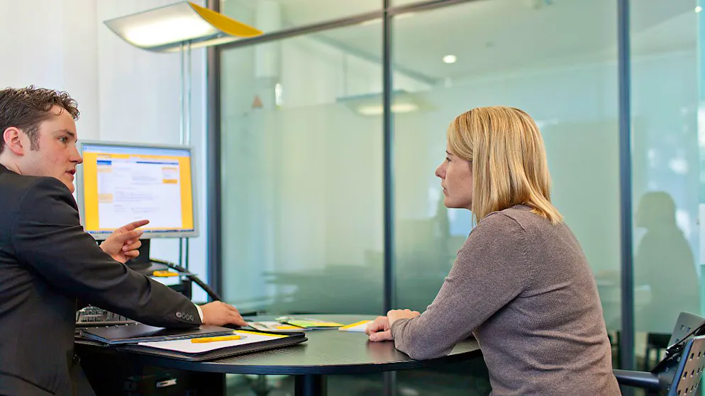 Eine Frau lässt sich von einem Angestellten der Postfinance in finanziellen Fragen beraten: Frauen investieren bisher deutlich seltener als Männer (Symbolbild).
