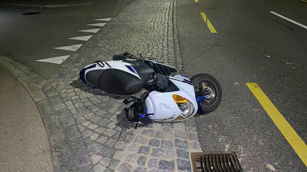 Der jugendliche Rollerfahrer stürzte während der Flucht vor der Polizei.
