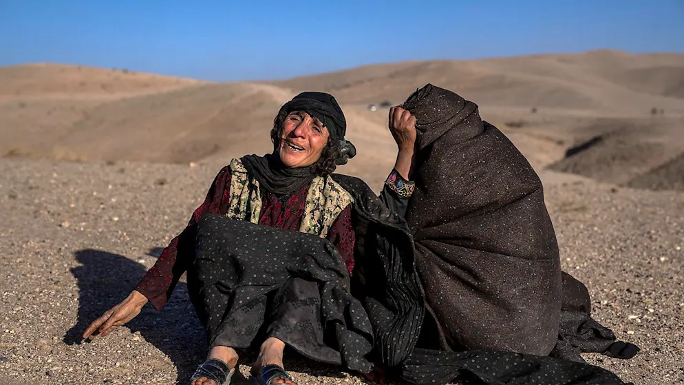 Afghanische Frauen trauern um Angehörige, die bei einem Erdbeben ums Leben gekommen sind, in der Provinz Herat im Westen Afghanistans. Foto: Ebrahim Noroozi/AP/dpa