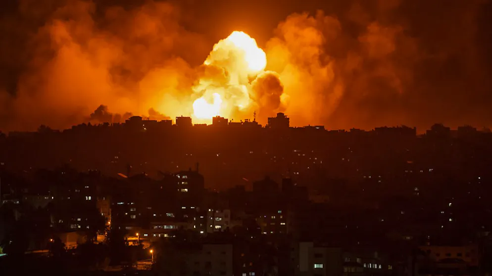 Feuer und Rauch steigen in den Nachthimmel nach einem israelischen Luftangriff auf Gaza Stadt. Foto: Fatima Shbair/AP/dpa
