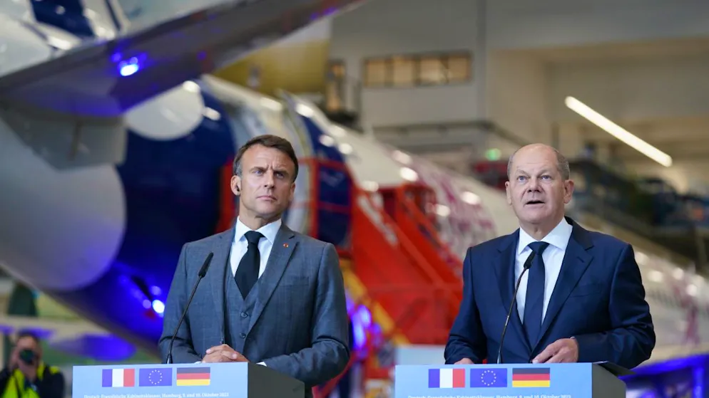 Bundeskanzler Olaf Scholz (r, SPD) und sein französischer Amtskollege Emmanuel Macron bei einem Presse-Statement in Hamburg. Foto: Marcus Brandt/dpa