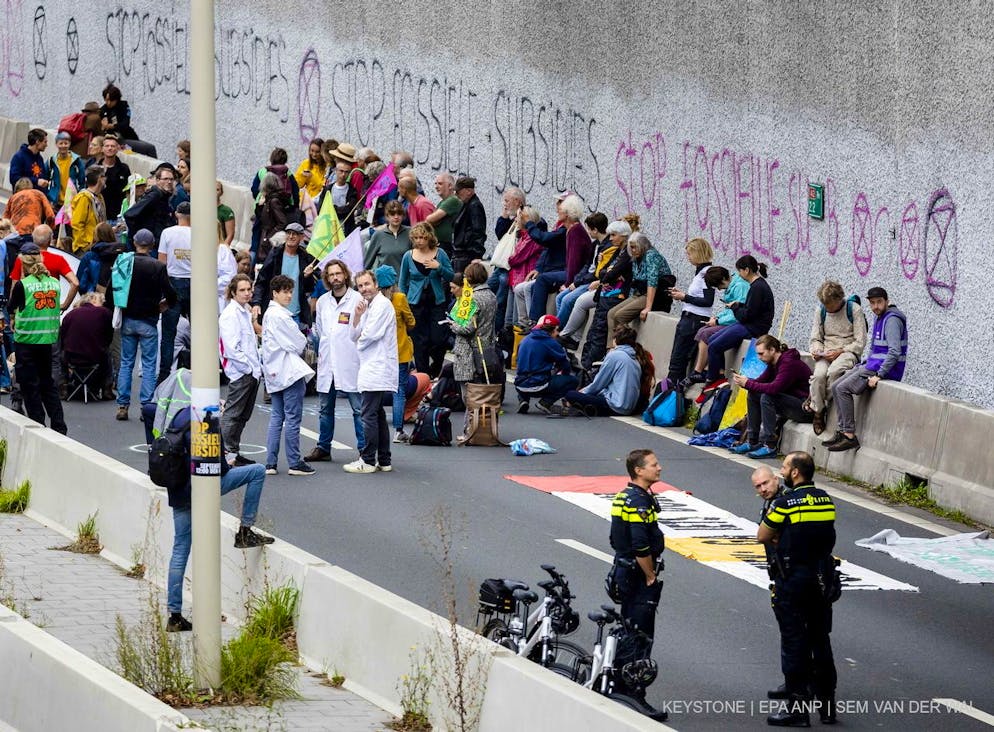 Demonstranten blokkeren deze snelweg in Den Haag elke dag rond het middaguur, voordat ze worden uitgezet door de politie die waterkanonnen spuit (archief).