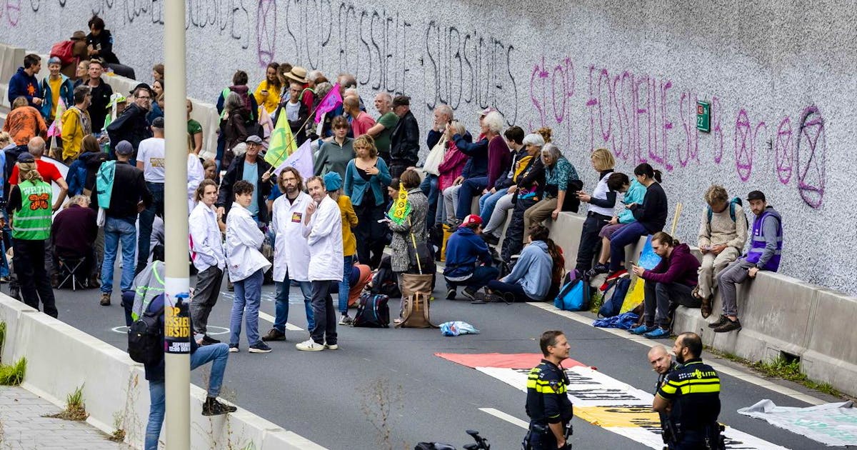 Nederland hoort: overwinning voor vernietigingsopstand in snelwegblokkade