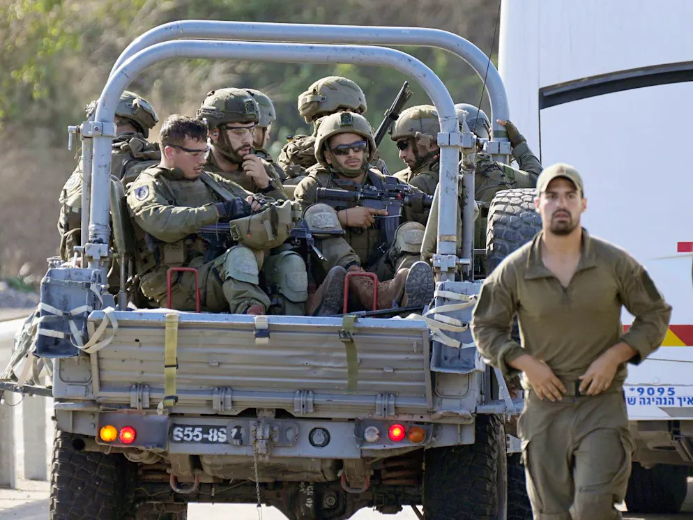 I soldati israeliani vicino ad Ascalona si dirigono nel sud del Paese verso la Striscia di Gaza.