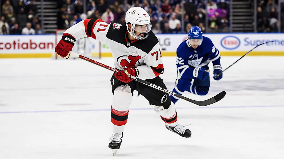 Defensivverteidiger Jonas Siegenthaler (links) steht bei den New Jersey Devils bis 2028 unter Vertrag