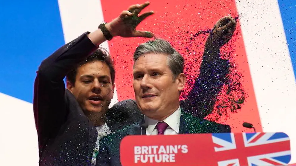 Ein Demonstrant wirft Glitzer und stört den Labour-Vorsitzenden Sir Keir Starmer bei seiner Grundsatzrede auf dem Labour-Parteitag in Liverpool in England. 
