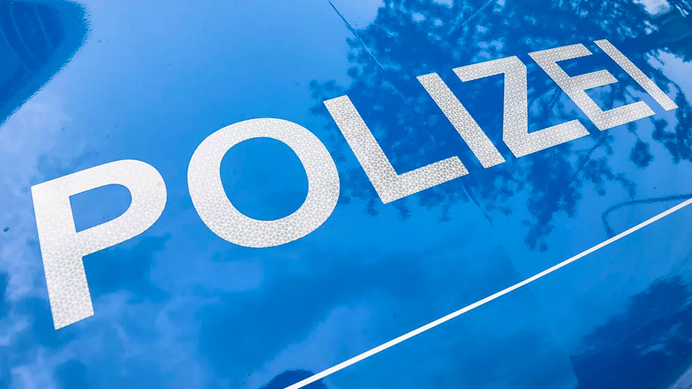 ARCHIV - Der Schriftzug "Polizei" ist auf einem Streifenwagen zu lesen. Foto: Boris Roessler/dpa