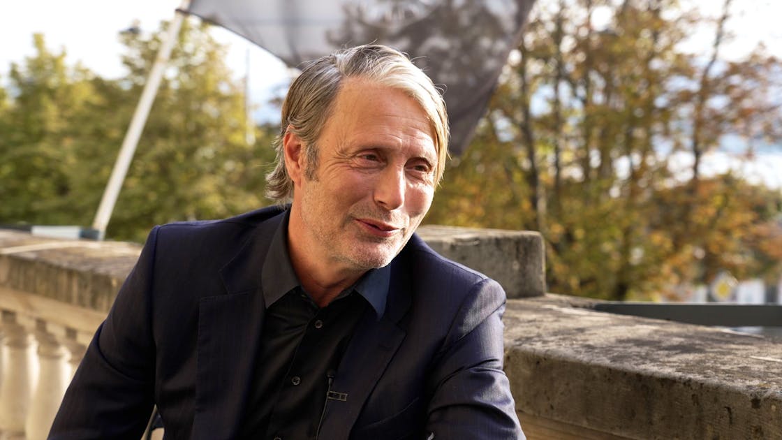 Mads Mikkelsen complains in German: “This is crazy.”