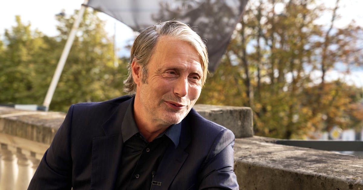 Mads Mikkelsen complains in German: “This is crazy.”