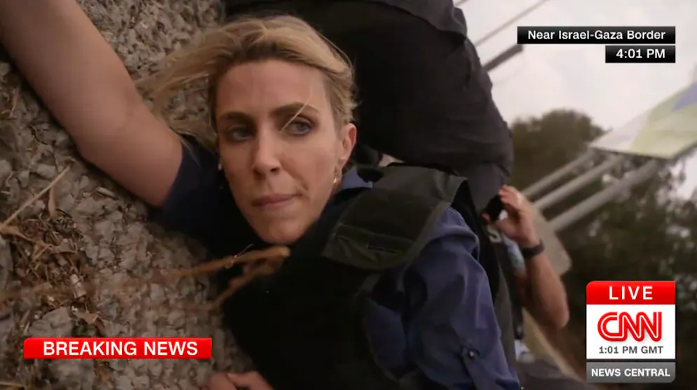 CNN-Reporterin Clarissa Ward und ihr Team geraten nahe des Gaza-Streifens unter Beschuss – und berichten weiter.