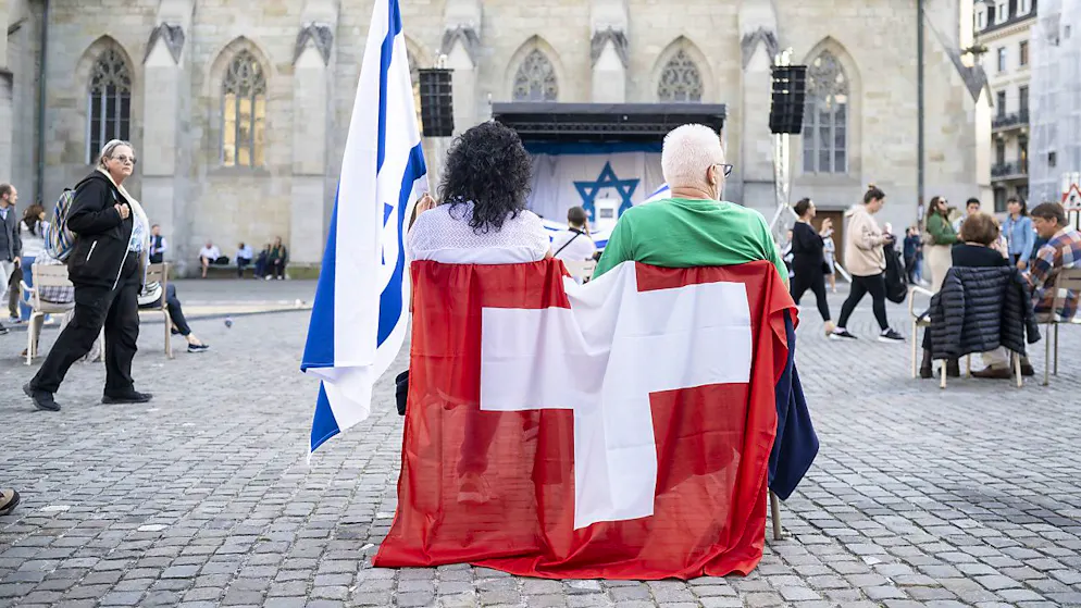 Schweizer und Israel-Fahnen auf dem Münsterhof in Zürich.