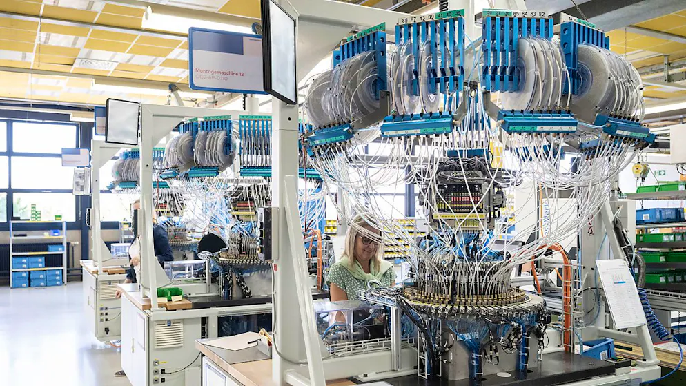 Der Abbau von Dormakaba betrifft auch die Produktion in der Schweiz - im Bild ein Abfüllautomat für Schliesszylinder in Wetzikon. (Archivbild)