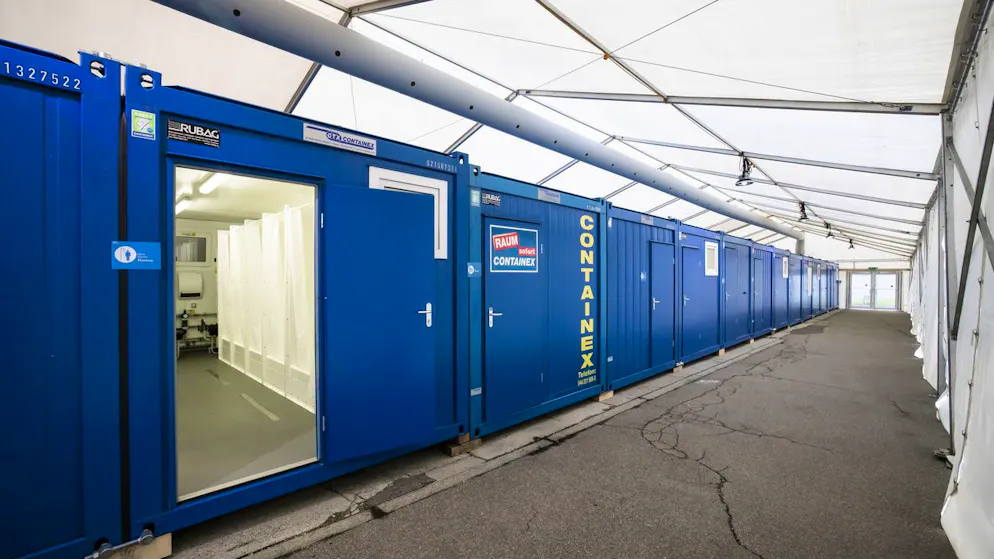Temporäre Asyl-Unterkunft in Zürich: Container in einem Zelt bei der ehemaligen Polizeikaserne. (16. Januar 2023)