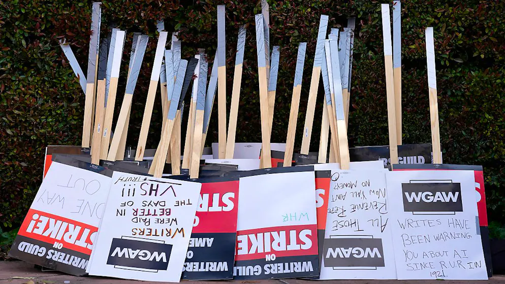 ARCHIV - Das Ende einer Streikaktion der «The Writers Guild of America» vor den Walt Disney Studios. Foto: Chris Pizzello/AP/dpa