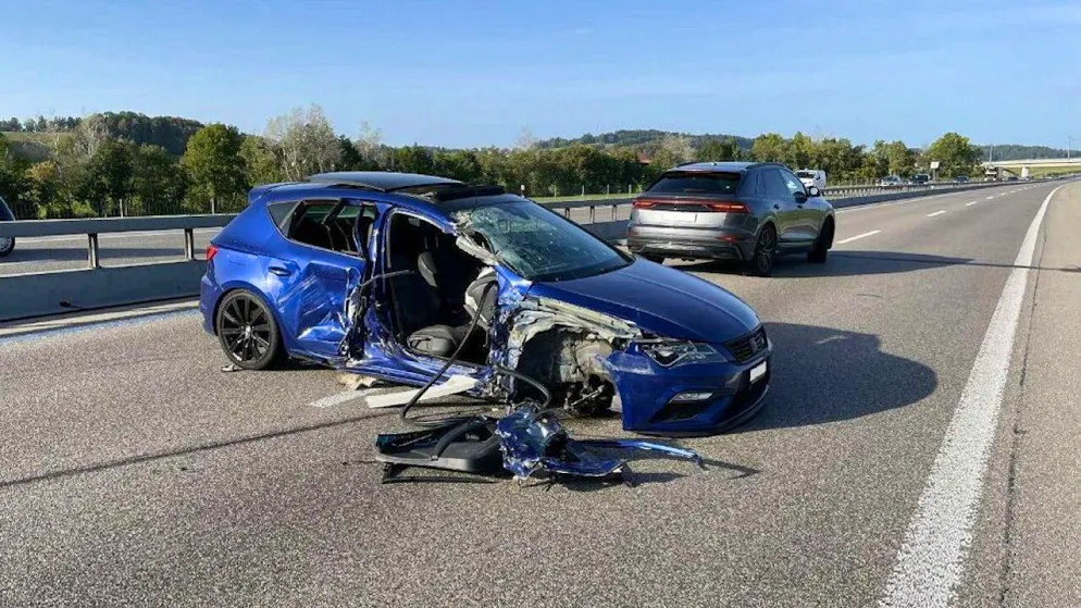 Ein 19-jähriger Autolenker ist bei Semsales gegen ein Fahrzeug auf einem Pannenstreifen geprallt.