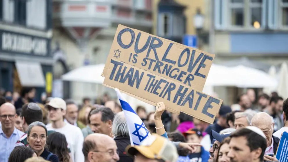 Der Terror gegen Israel bewegt in der Schweiz viele Menschen. Am Dienstagabend nahmen in Zürich mehr als tausend Menschne an einer Solidarätätskundgebung teil.