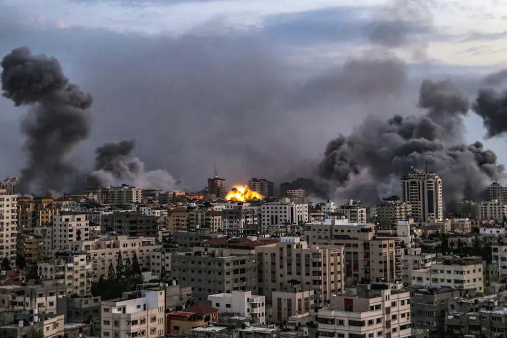 Il fumo si alza a seguito di un attacco aereo israeliano sulla città di Gaza, il 9 ottobre 2023.