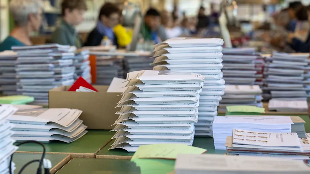 Das Wahlmaterial liegt bereit: Laut Wahlbarometer dürfte es bei den nationalen Wahlen in zehn Tagen einen Rutsch nach rechts geben. (Themenbild)