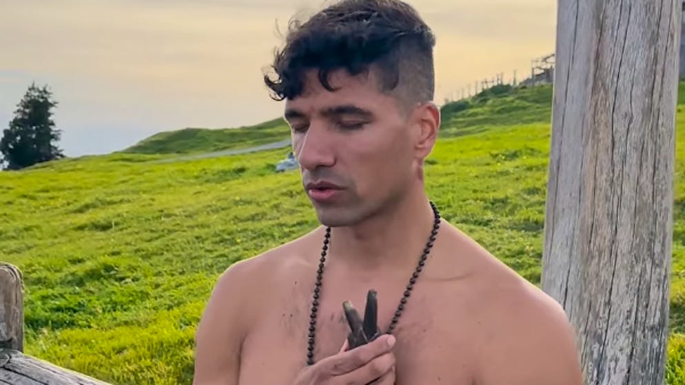 Follower genervt. Influencer Julian Zietlow konsumiert nackt Drogen auf der Rigi