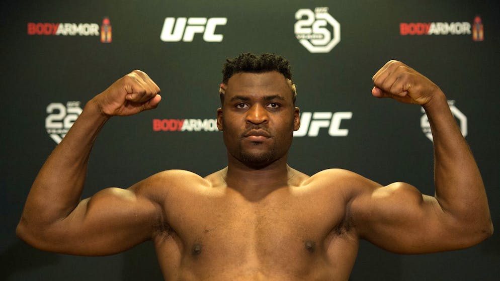 Voleva solo entrare. Francis Ngannou, l'allievo di Tyson, demolisce la porta di un negozio